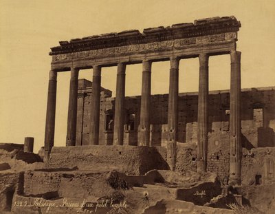 Fristående pelargång framför ett tempel i Palmyra, Syrien av Félix Bonfils
