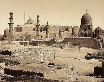 Utsikt över citadellet med många antika monument och fynd, i Kairo, Egypten av Félix Bonfils