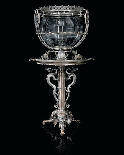 Ett franskt "Japonisme" akvarium och piedestal av silver i brons, av Ferdinand Barbedienne, design tillskriven Édouard Lièvre, ca 1880 (försilvrad brons) av Ferdinand Barbedienne