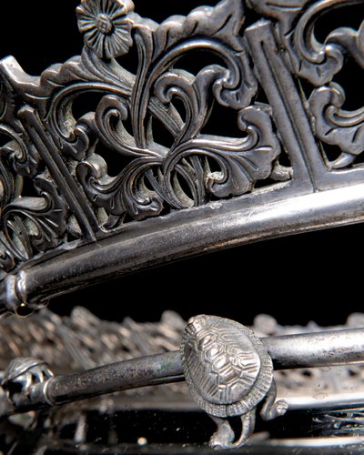 Ett franskt "Japonisme" akvarium och piedestal av silver i brons, av Ferdinand Barbedienne, design tillskriven Édouard Lièvre, ca 1880 (försilvrad brons) av Ferdinand Barbedienne