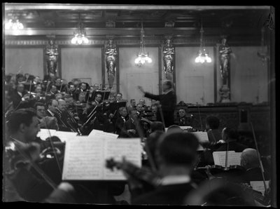 Orkesterrepetition av den wienska medlemmen i en filharmonisk orkester av Ferdinand Schmutzer
