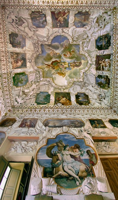 Utsikt över Sala degli Stucchi av Ferdinando Galli and Bibiena Francesco Galli Bibiena