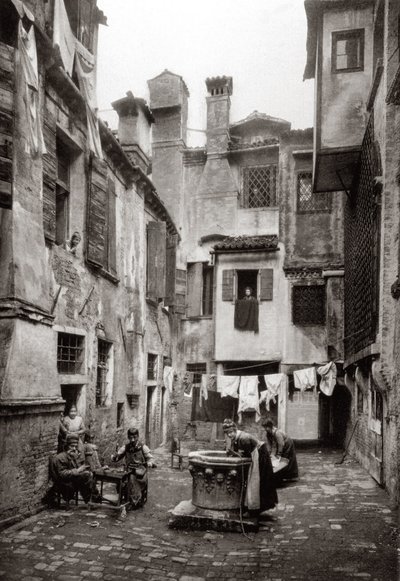 En innergård omgiven av byggnader i Venedig, c.1880 av Ferdinando Ongania