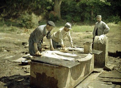 Tre franska soldater tvättar vid en brunn, Soissons, Aisne, Frankrike, 1917 (autokrom) av Fernand Cuville
