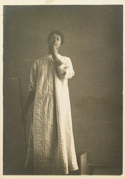 Kvinna i skjorta, handen framför munnen av Fernand Khnopff