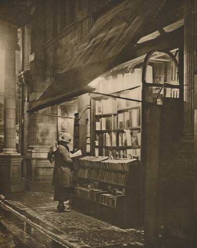 "Våt vinterkväll och en bokälskare i Bloomsbury", c1935. av Fincham