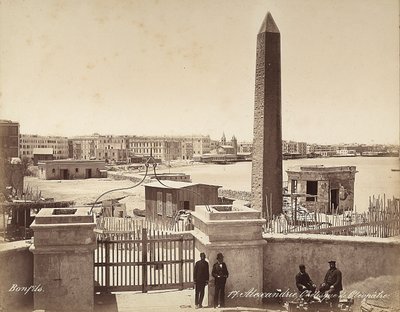 Alexandria, Egypten: Obelisken av Cleopatra, med fyra män som poserar för fotografiet av Félix Bonfils