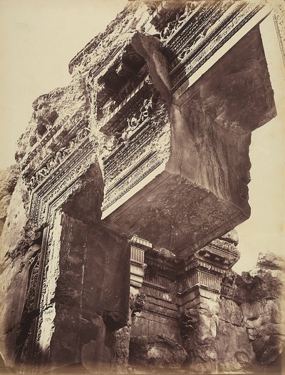 Detalj av ingången till ett tempel, i den arkeologiska zonen Heliopolis eller Baalbek, forntida syrisk stad, nu Libanoni av Félix Bonfils