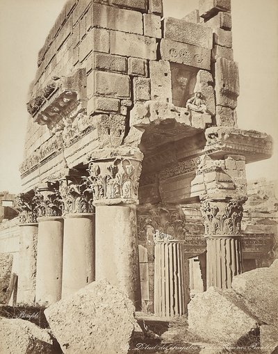 Detalj av pronaos av Bacchustemplet, i den arkeologiska zonen Heliopolis eller Baalbek, forntida syrisk stad, nu Libanon av Félix Bonfils