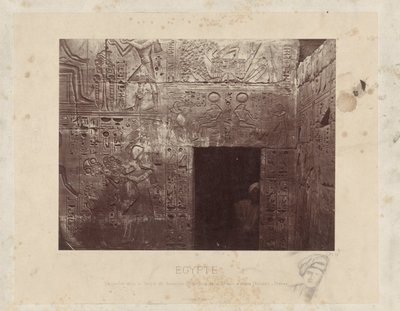 Man i en dörröppning i Ramses III-templet i Egypten Skulpturer i Ramses III-templet, på baksidan av den andra gården, till höger (Karnak) - Thebe (titel på objektet) Egypten (serietitel på objekt) av Félix Bonfils