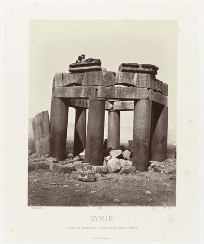 Man op av qubba van Douris, nära Baalbek Syrien. Cupola of Douris, i Bekàa-slätten - Balbek (titel på objektet) Forntida arkitektur: Egypten, Grekland, Mindre Asien: Fotoalbum (serietitel) av Félix Bonfils