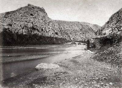 "Nahr el-Kalb" (hundens flod) bland bergen i Libanon, nära Beirut, i Palestina av Félix Bonfils