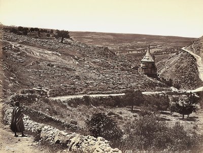 Panoramautsikt över Cedron-dalen eller Josafat, med Absaloms grav, i utkanten av Jerusalem. En mas tittar på utsikten från gatan av Félix Bonfils