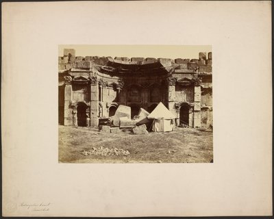 Rektangulär domstol, Baalbek av Félix Bonfils