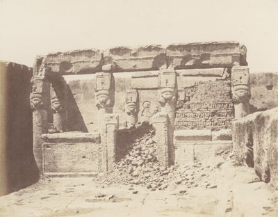 Dendera Tentyris, Athors tempel - helgedom placerad i sydvästra vinkeln..., 1851-52, tryckt 1853-54. av Félix Teynard