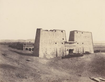 Edfu Apollonopolis Magna, General View of the Temple, 1851-52, tryckt 1853-54. av Félix Teynard