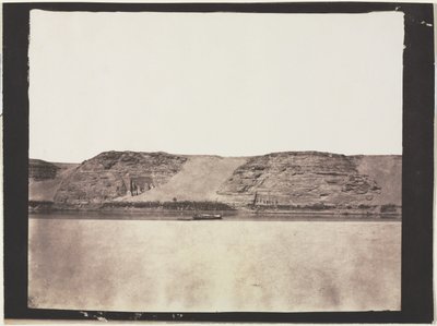 Allmän bild av monument uthuggna i berggrunden med fotograferna Dahabieh. Abu Simbel, 1851-1852. av Félix Teynard