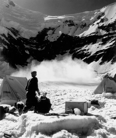 Basläger och lavin i närheten! På 5100 meters höjd. av Fosco Maraini