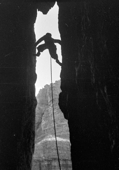 Dolomiterna: klättrare i Dülfer i Cima Grande di Lavaredo av Fosco Maraini