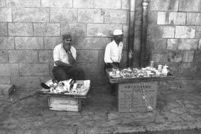 Gatuförsäljare på en gata i Jerusalem av Fosco Maraini