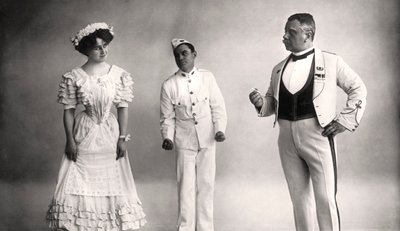 Florence Jameson, Reginald Switz och Alfred Clarke i en scen från The Blue Moon, 1900-talet. av Foulsham and Banfield