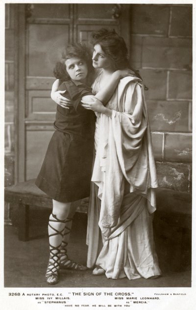 Ivy Millais och Marie Leonhard, skådespelerskor, ca 1900-talet. av Foulsham and Banfield