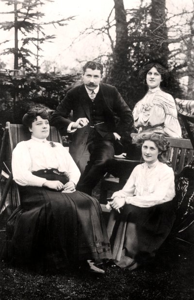 Zena 1887-1975 och Phyllis Dare 1890-1975, engelska skådespelerskor, med sina föräldrar, 1906. av Foulsham and Banfield