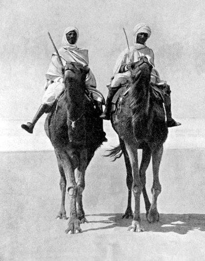 Två araber som rider på kameler i Saharaöknen, Afrika, 1936. av Fox Photos
