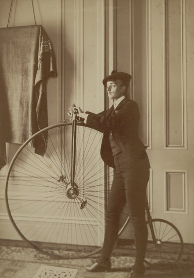 Inne i huset med en Penny Farthing-cykel, ca 1890 (sepiafoto) av Frances Benjamin Johnston