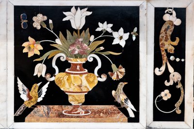 Huvudaltaret, utrustat med två bord, överbyggt av ett grandiost marmortabernakel, detalj av Francesco Antonio Corbarelli