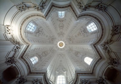 Interiörvy av kupolen av kyrkan St Ivo alla sapienza av Francesco Borromini