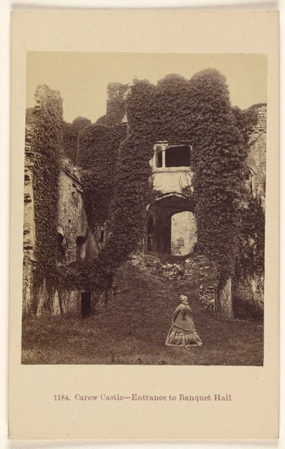 Carew Castle - Ingång till bankettsal. av Francis Bedford