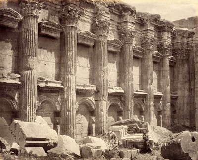 Den norra väggen i Jupitertemplets interiör, med de räfflade kolonnerna, Baalbek av Francis Bedford