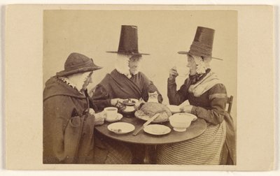 [Tre walesiska damer sitter vid ett bord och dricker te] av Francis Bedford