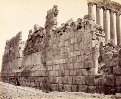 Västra änden av yttermuren till Soltemplet, Baalbek av Francis Bedford