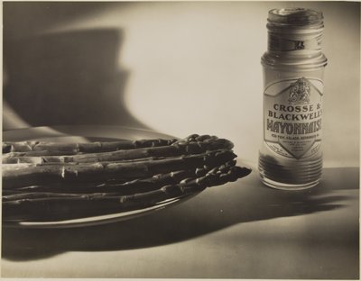 [Stilleben med sparris och burk med majonnäs] av Francis Bruguière