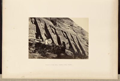 Fasaden på det lilla templet Abou Simbel av Francis Frith