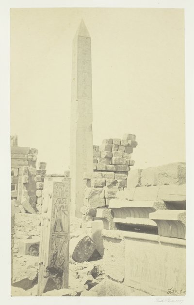 Obelisk och granit lotuspelare, Karnac, 1857. av Francis Frith