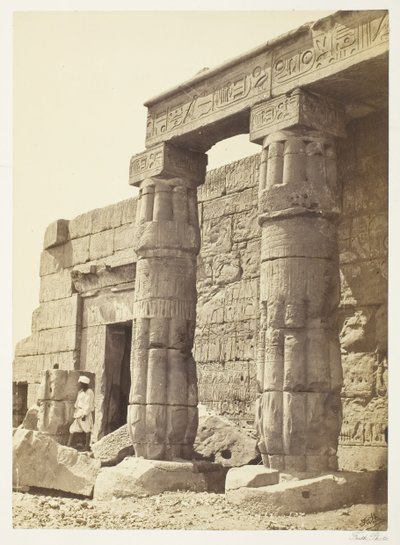 Portik av templet i Goorneh, 185862. av Francis Frith
