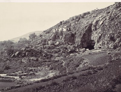 Jordaniens främsta källa, flyter från en grotta nära Banias, nära platsen för ..., ca. 1857. av Francis Frith