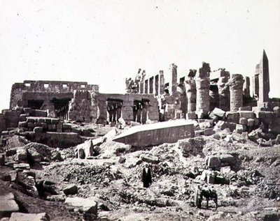 El-Karnaks tempel från sydöstra, ca 1856-59 (sepiafoto) av Francis Frith
