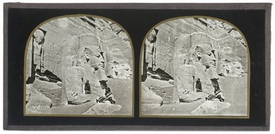 Vy över fasaden till det stora klipptemplet i Abu Simbel i Nubien av Francis Frith