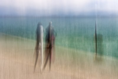 Sudiga strandfigurer av Franco Tessarolo