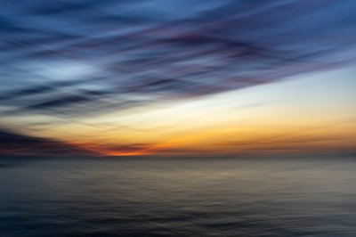 En eterisk solnedgång över havet av Franco Tessarolo