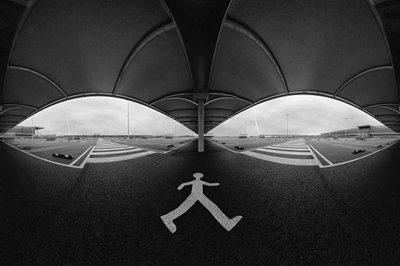 Monokromt perspektiv på en parkeringsplats av Francois Casanova
