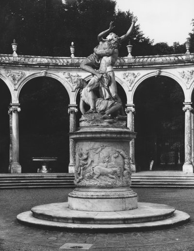 Våldtäkt av Proserpina av Pluto medan en av hennes följeslagare håller henne tillbaka, pelarlunden av Francois Girardon