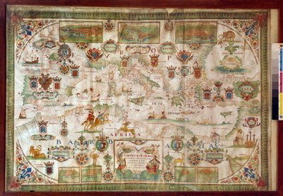 Geografisk karta över Medelhavet som visar Europas kuster (Frankrike, Spanien, Italien och Afrika (Tunisien, Algeriet, Egypten). Havet är befolkat med monster och karaveller, medan på landet syns alla typer av djur och invånare i regi av Francois Ollive
