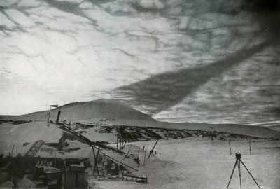 Skuggan av berget Erebus på molnen, september 1911, 1913 av Frank Debenham