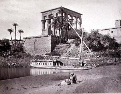 Trajans tempel, vy mot sydväst, Philae (svartvitt foto) av Frank Mason Good