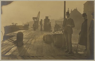 [Whitbys hamn] av Frank Meadow Sutcliffe